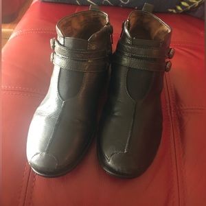 Taos size 9 ankle boots